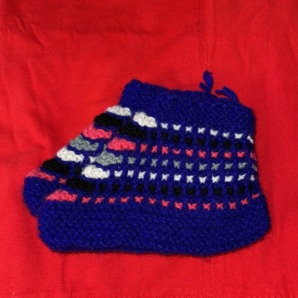 Slipper socks.NEW 🧶 Hand woven. Size 6-7 . Purplish blue with flower design